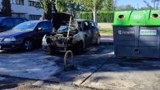 La quema de contenedores en Zalfonada daña un vehículo aparcado.