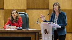 La portavoz del PSOE, Lola Ranera, durante su discurso, y la portavoz del PP, María Navarro