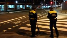 Dos policías locales, en el lugar donde ha sido el accidente mortal, en Vía Ibérica con Argüalas