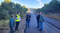 El vicepresidente de la DPT Alberto Izquierdo, centro, junto al responsable del Servicio de Vías y Obras José Salvador y los alcaldes de Mora de Rubielos, Cedrillas y Cabra de Mora.