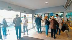 Punto de información en el centro de salud de La Almozara sobre la diabetes y el azúcar oculto en los alimentos, este jueves.