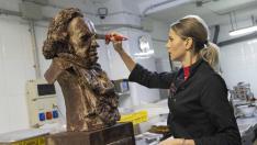 Retoques a la gran escultura de chocolate de Francisco de Goya.
