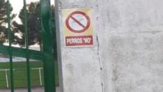 Entrada al campo de fútbol de Bujaraloz, cerrada