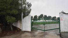 Entrada al campo de fútbol de Bujaraloz, cerrada