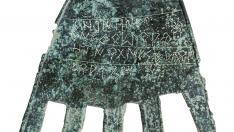 Mano de bronce con el texto más antiguo en lengua vascónica