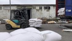 Trabajadores de la empresa Gurman cargan maíz en un camión.
