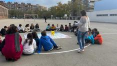 Los escolares del colegio Miraflores de Zaragoza, jugando a 'Ciudades Accesibles'.