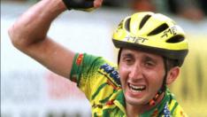 Imagen de archivo de Davide Rebellin, que celebra la victoria de etapa en el Giro de 1996