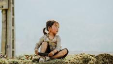 Una niña en una zona de conflicto.