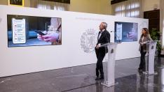 El alcalde de Zaragoza, Jorge Azcón, y la consejera municipal de Hacienda, María Navarro, han presentado esta OVT