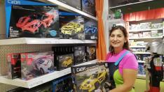 Isabel Cebrián, directora de tienda de Abracadabra en Gran Vía en Zaragoza, con juegos de coches que están triunfando estas Navidades