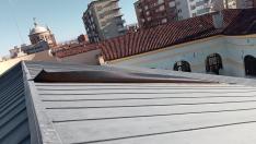 Aspecto del tejado dañado del CEIP Joaquín Costa de Zaragoza visto desde el exterior.
