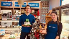 Ana y Nico Cebanu, en su pastelería de Rosales del Canal, donde se hacen tartas personalizadas y, ahora, con motivos navideños.