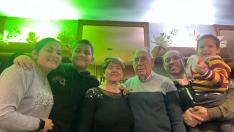 La familia Ocón, en el bar Teruel, en Grañén.