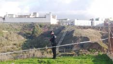 Un policía en el lugar donde fue encontrado el cuerpo del niño
