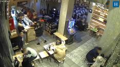 Momento de la agresión en un bar de la calle Delicias de Zaragoza