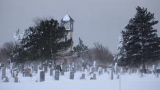 Un cementerio cubierto de nieve en el área de Búfalo.