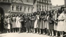 Varias jóvenes celebran la proclamación de la II República, el 14 de abril de 1931; al fondo, a la izquierda, el edificio de la Diputación Provincial.