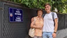 Zaga Zeravica, junto a su nieto, en el paseo que lleva el nombre de su marido, Ranko Zeravica, en Belgrado.