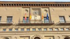 Fachada del Ayuntamiento de Zaragoza con el reloj monumental que dará la bienvenida al nuevo año.