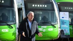 El alcalde, Jorge Azcón, ha presentado este viernes los nuevos autobuses eléctricos.
