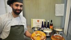El maestro pastelero de Le Petit Croissant, Daniel Castillo, con los ingredientes de su roscón.