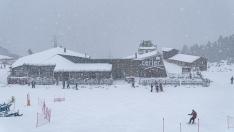 Nevando en la estación de Cerler este domingo.