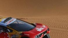 Loeb, en acción en la undécima etapa del Dakar Rally