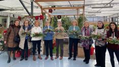 Participantes en el taller de adorno floral celebrado en las instalaciones de Gardeniers. Cada una de ellas preparó un centro para decorar su mesa durante la Navidad.