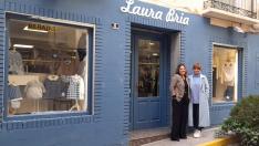 Las hermanas Laura, a la izquierda, y Beatriz Bonel son la tercera generación al frente de la tienda de ropa Laura Bría Modas, en Borja.