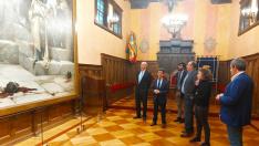 El alcalde de Huesca, Luis Felipe, con los primeros ediles de El Burgo d Ebro y Villanueva de Gállego y los representantes de AWS en el salón del Justicia de Ayuntamiento oscense.