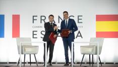 Pedro Sánchez y Emmanuel Macron, este jueves en Barcelona en la XXVII cumbre bilateral entre España y Francia.