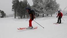 Los primeros esquiadores de la temporada se deslizan por las pistas de Valdelinares.