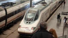 Salida del AVE Zaragoza-Madrid en la estación Delicias.
