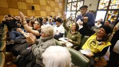 Los colectivos que apoyan el centro social comunitario Luis Buñuel han llevado su protesta al pleno.