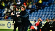 Cuco Ziganda, pulgares arriba en el partido de Las Palmas.