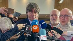 El expresidente catalán Carles Puigdemont (c) y su abogado Gonzalo Boye (c-d) declaran ante la prensa sobre la sentencia del Tribunal de Justicia de la Unión Europea en Bruselas,