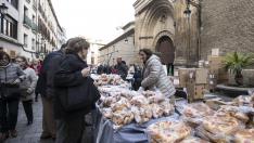 Por las puertas de San Pablo pasan cada 3 de febrero cientos de files para comprar rosquillas.