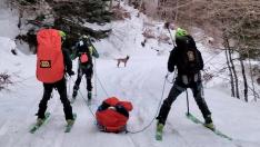 Rescate en camilla de una esquiadora accidentada en el pico Acué, en Ansó.