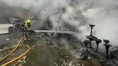 Labores de extinción del incendio en el polígono de La Cartuja