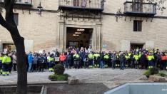 Gran participación en la protesta celebrada este jueves delante del Ayuntamiento de Huesca.