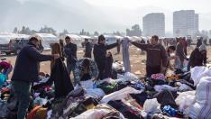 Reparto de ropa donada en un campamento de refugiados en Iskenderun (Turquía) tras el terremoto.