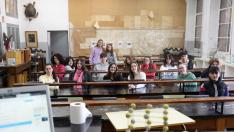 Alumnos del IES Goya en una de las aulas de Ciencias Naturales, este jueves en Zaragoza.