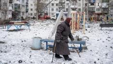 Una mujer camina entre edificios destruidos en Pokrovsk, en la región de Donetsk