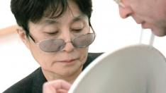Yoko Ono en la escuela-taller de cerámica de Muel.
