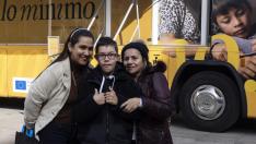 Leidi Valderrama, José Antonio y Consuelo Paredes, a las puertas del autobús del IMV.