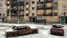 Edificios y coches destruidos en Irpin