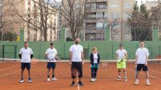 Jorge Martín (c), fundador de Tenis Amateur Zaragoza, acompañado de varios aficionados que participan en el proyecto.