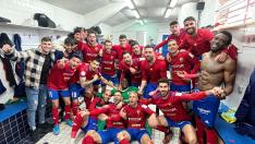 La plantilla del Teruel celebra la victoria tras finalizar el choque.