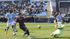 Momento en el que el balón bota entre Ratiu y Fuzato en el segundo gol del Huesca ante el Ibiza.